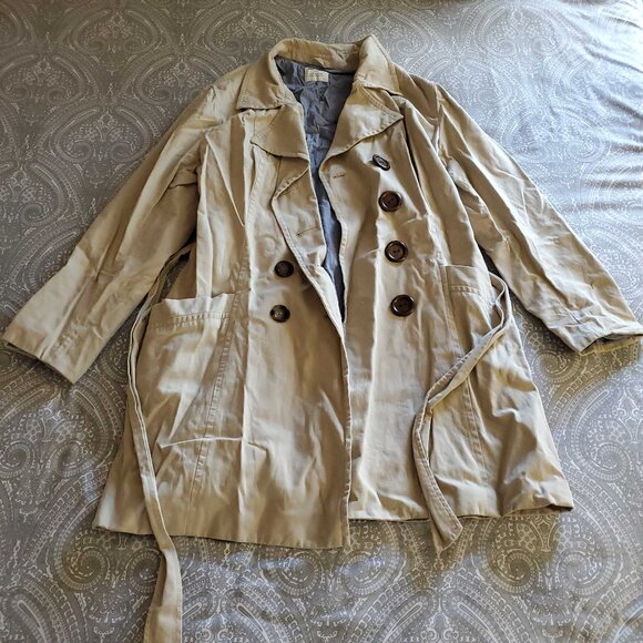 Classic Light Tan Trench Coat With Pockets - Picture 1 of 8
